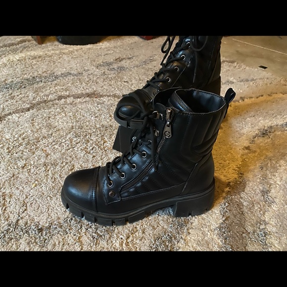 Cute black boots. Los Angeles… - Picture 2 of 11